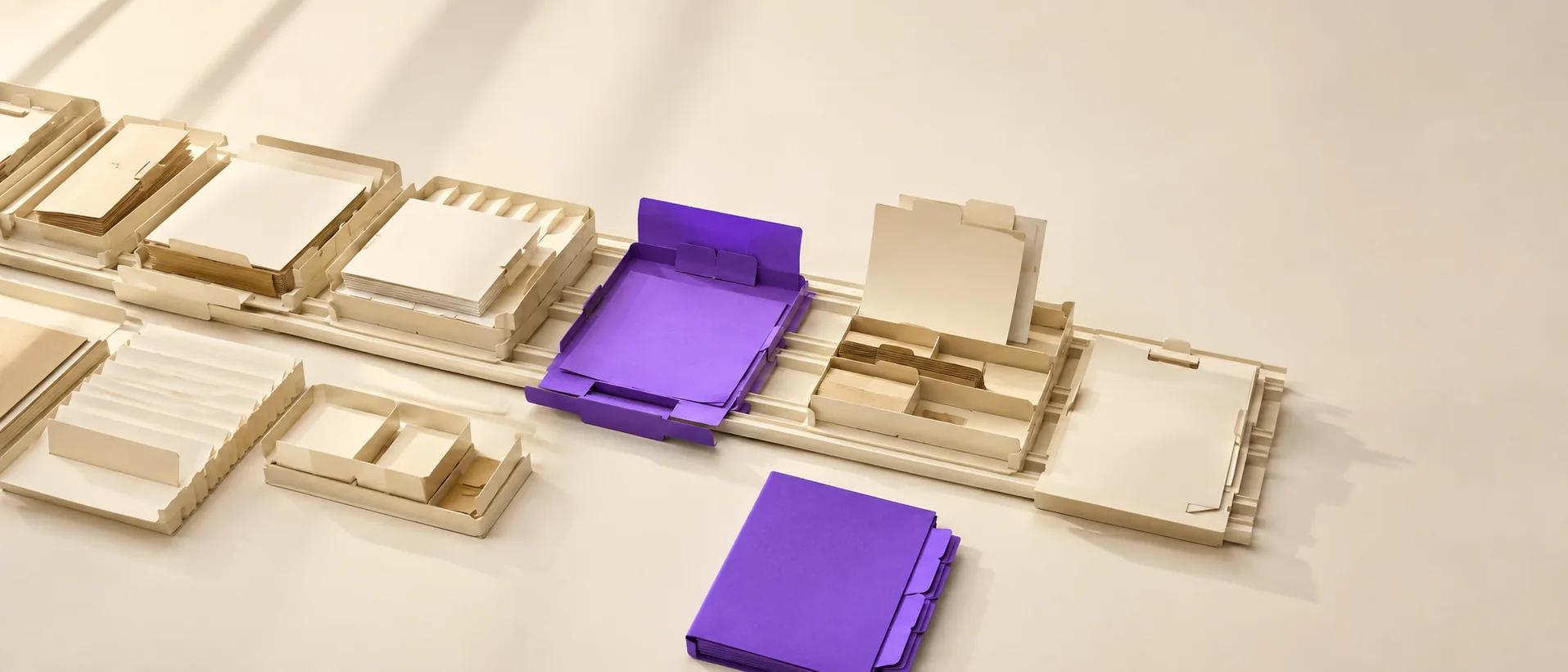 Maquete de papel de uma operacao conectada, com uma nova estacao violeta inserida no fluxo existente.